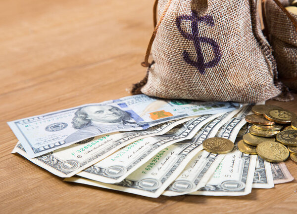 деньги и монеты на деревянном фоне