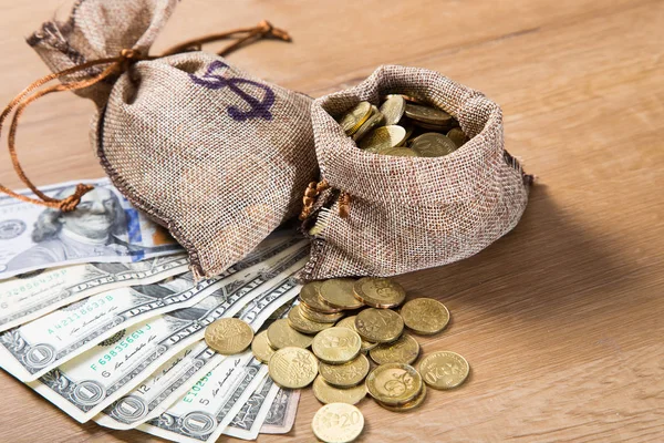 Geld en munten op houten ondergrond — Stockfoto