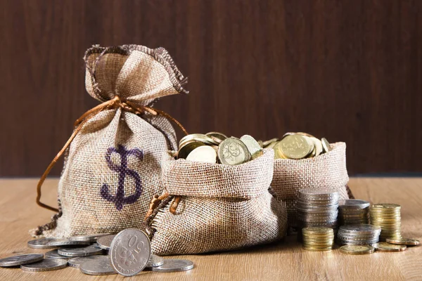 Monedas sobre fondo de madera — Foto de Stock