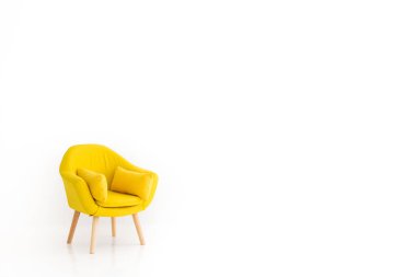 beyaz zemin üzerinde modern koltuk