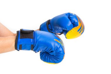 Beyaz arka planda mavi boks eldivenli el.