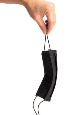 Beyaz arka planda siyah bir maske tutan el.