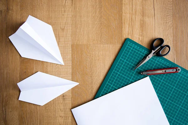 Flatlay Von Papierflieger Auf Holzgrund — Stockfoto