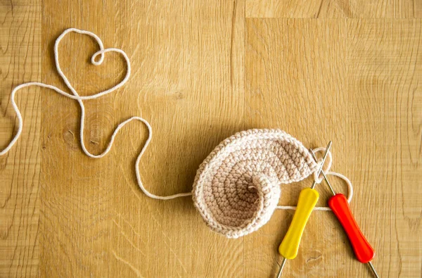 フック針で不完全な編み物プロジェクト — ストック写真