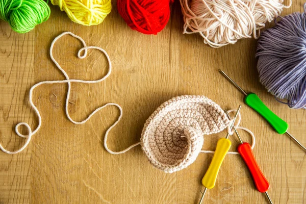 フック針で不完全な編み物プロジェクト — ストック写真