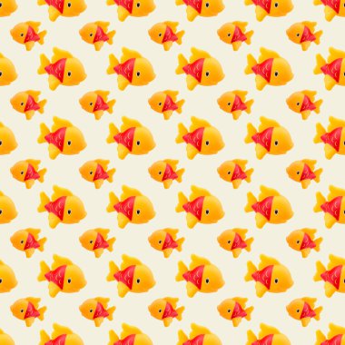 Plastik oyuncak turuncu balığın kusursuz deseni beyaz üzerine