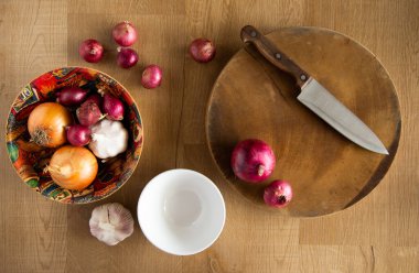 Tahtada soğan doğramak.