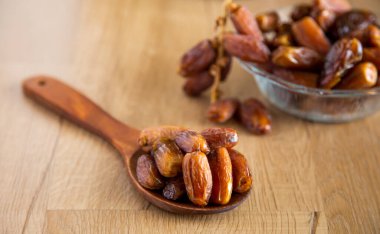 Kurma ya da ahşap arkaplanda Ramazan için hazırlanan tarihler