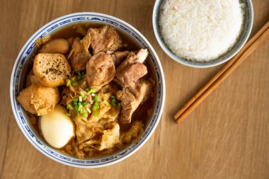 Malezya güveci domuz eti ve bitkisel çorba, bak kut teh