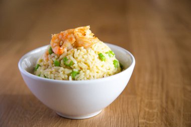 Ahşap zemin üzerinde kızarmış karides.