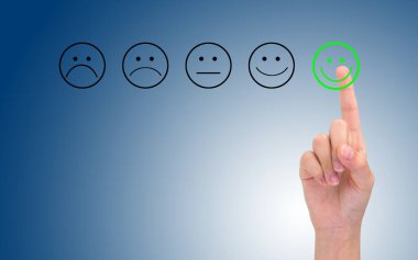 Kalite kontrol konsepti. Bayan el mutlu bir düğme seçiyor..