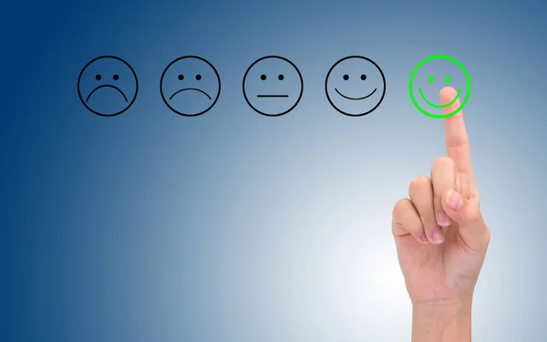 Kalite kontrol konsepti. Bayan el mutlu bir düğme seçiyor..