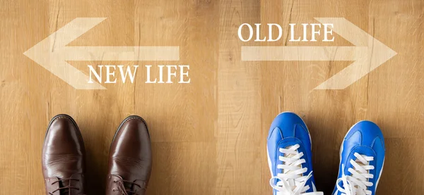 Novo Conceito Vida Escolha Entre Velho Novo Caminho Com Setas — Fotografia de Stock