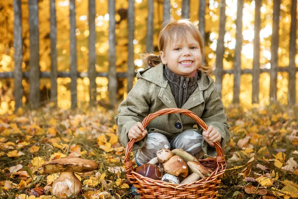 Kind glücklich im Freien. — Stockfoto
