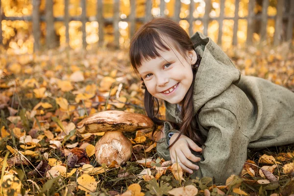 Criança feliz ao ar livre . — Fotografia de Stock