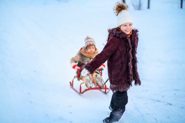 Küçük bir çocuk.