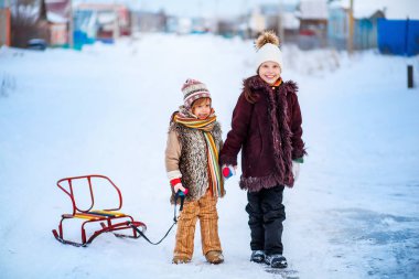 Küçük bir çocuk.