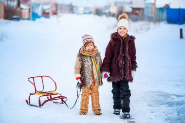 Küçük bir çocuk.