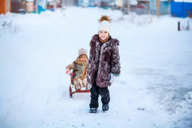 Küçük bir çocuk.