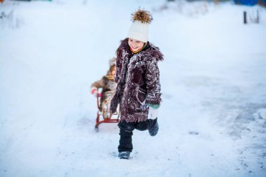 Küçük bir çocuk.