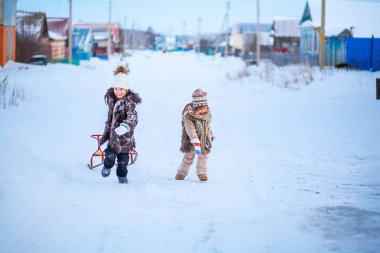 Küçük bir çocuk.