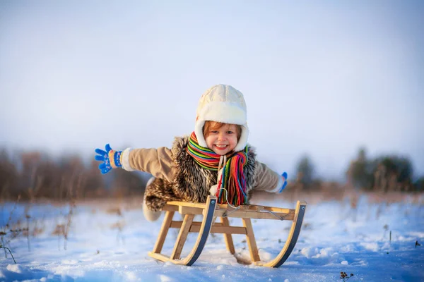 Bambino felice all'aperto . — Foto Stock