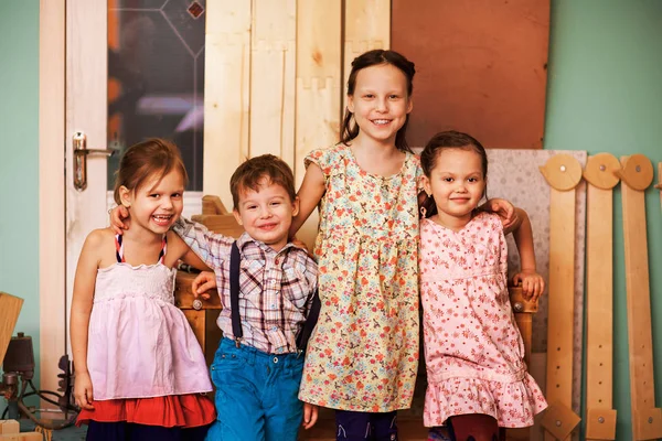 Niños en el taller. — Foto de Stock