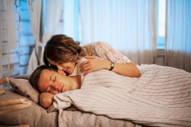 Fotoğraf stüdyosu mutlu çift.