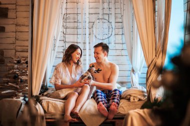 Fotoğraf stüdyosu mutlu çift.