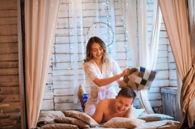 Fotoğraf stüdyosu mutlu çift.