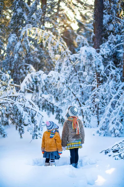 Діти в зимовому лісі . — стокове фото