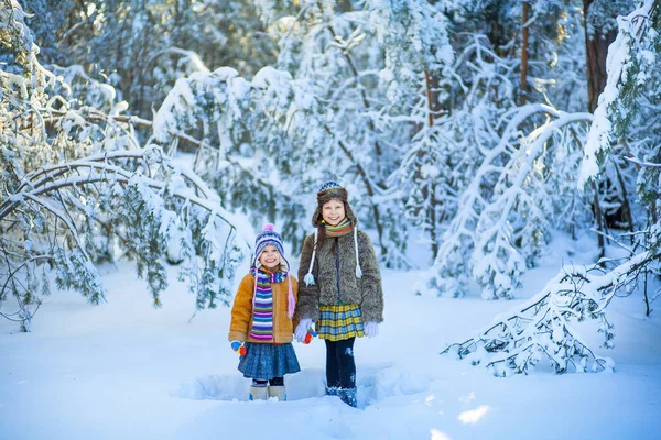 Die Kinder im Winterwald. — Stockfoto