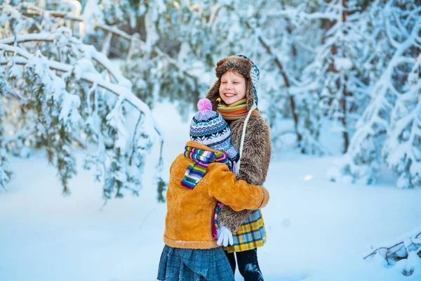 Los niños en el bosque de invierno . — Foto de Stock