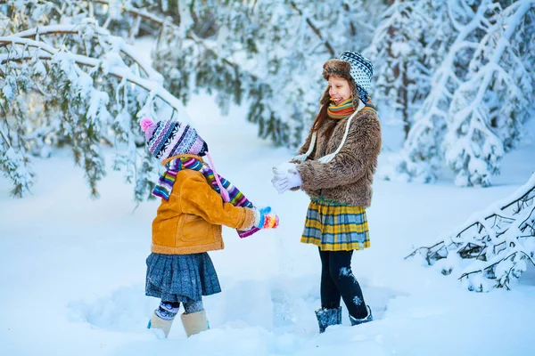 Los niños en el bosque de invierno . —  Fotos de Stock