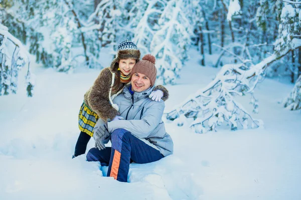 Familjen i vinter skogen. — Stockfoto