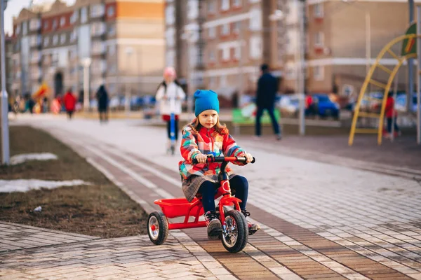 Criança no parque infantil . — Fotografia de Stock