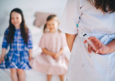 Genç kadın tıp doktoru.