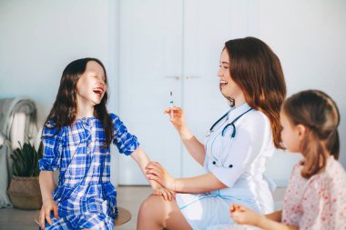 Genç kadın tıp doktoru.