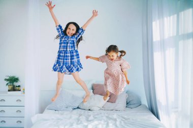 Çocuklar atlıyorlar.