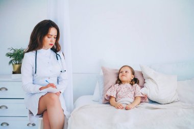 Genç kadın tıp doktoru.