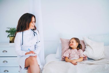 Genç kadın tıp doktoru.