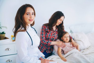 Genç kadın tıp doktoru.