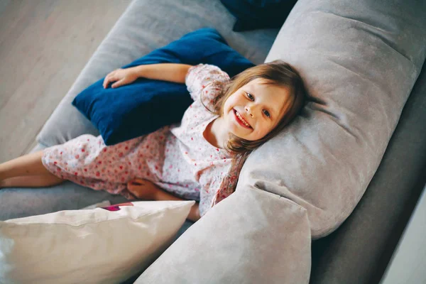 Crianças no sofá . — Fotografia de Stock