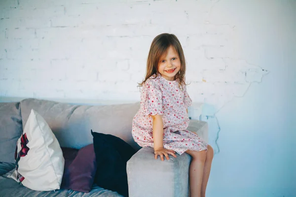 Children on the couch. — Stock Photo, Image