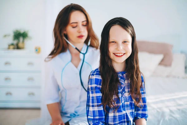 Junge Ärztin. — Stockfoto