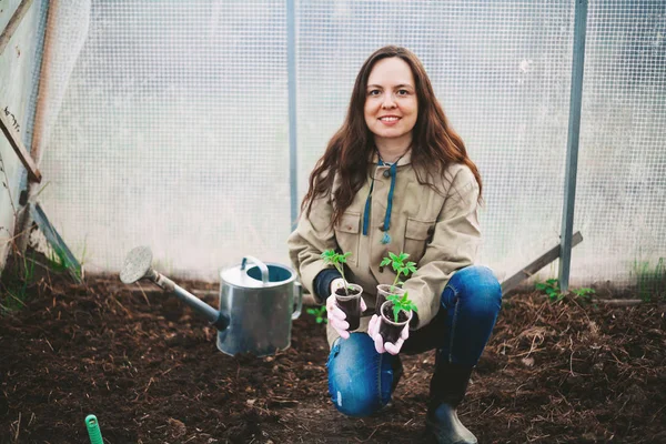 Una Joven Está Plantando Árbol —  Fotos de Stock