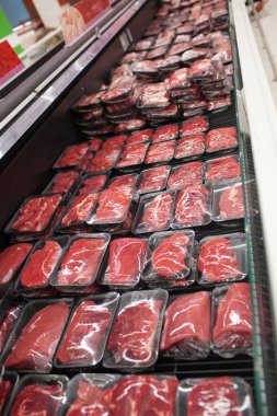 et dilimleri kutularında süpermarket çeşitli