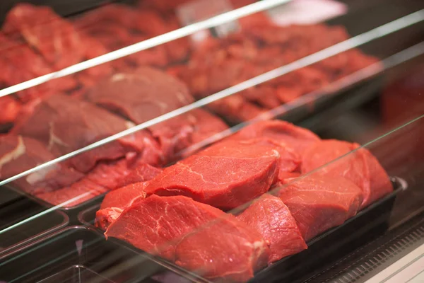 Variété de tranches de viande dans des boîtes au supermarché — Photo