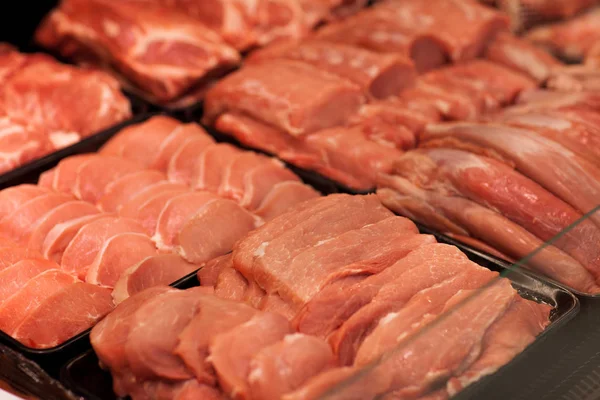 Variedade de fatias de carne em caixas no supermercado — Fotografia de Stock