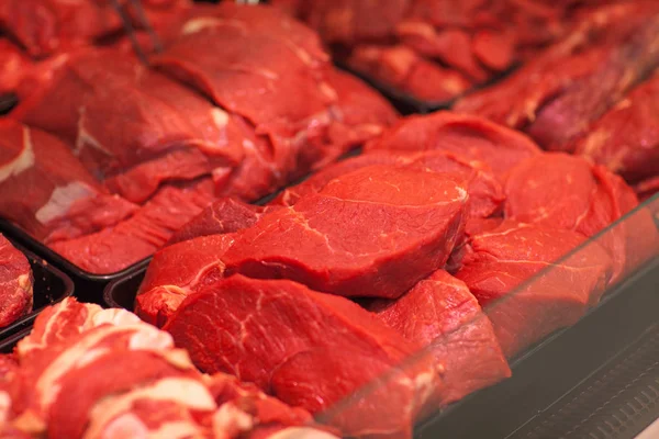 Variedad de lonchas de carne en cajas en el supermercado —  Fotos de Stock